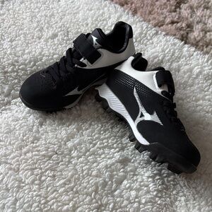 Mizuno Kids Black and White Athletic Cleats